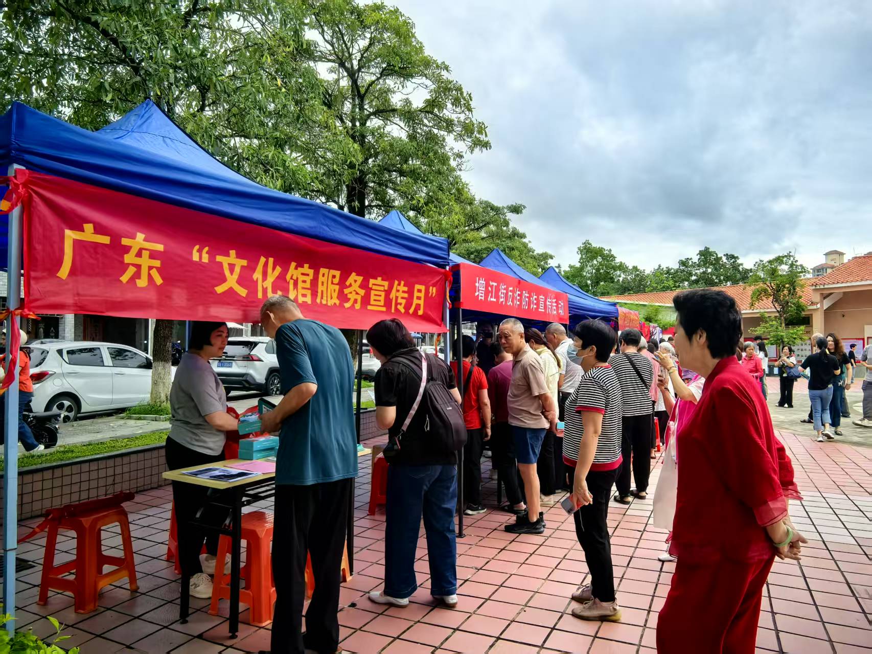 5月30日,在增江街文化广场开展“广东文化宣传月活动”吸引近100人参与.jpg